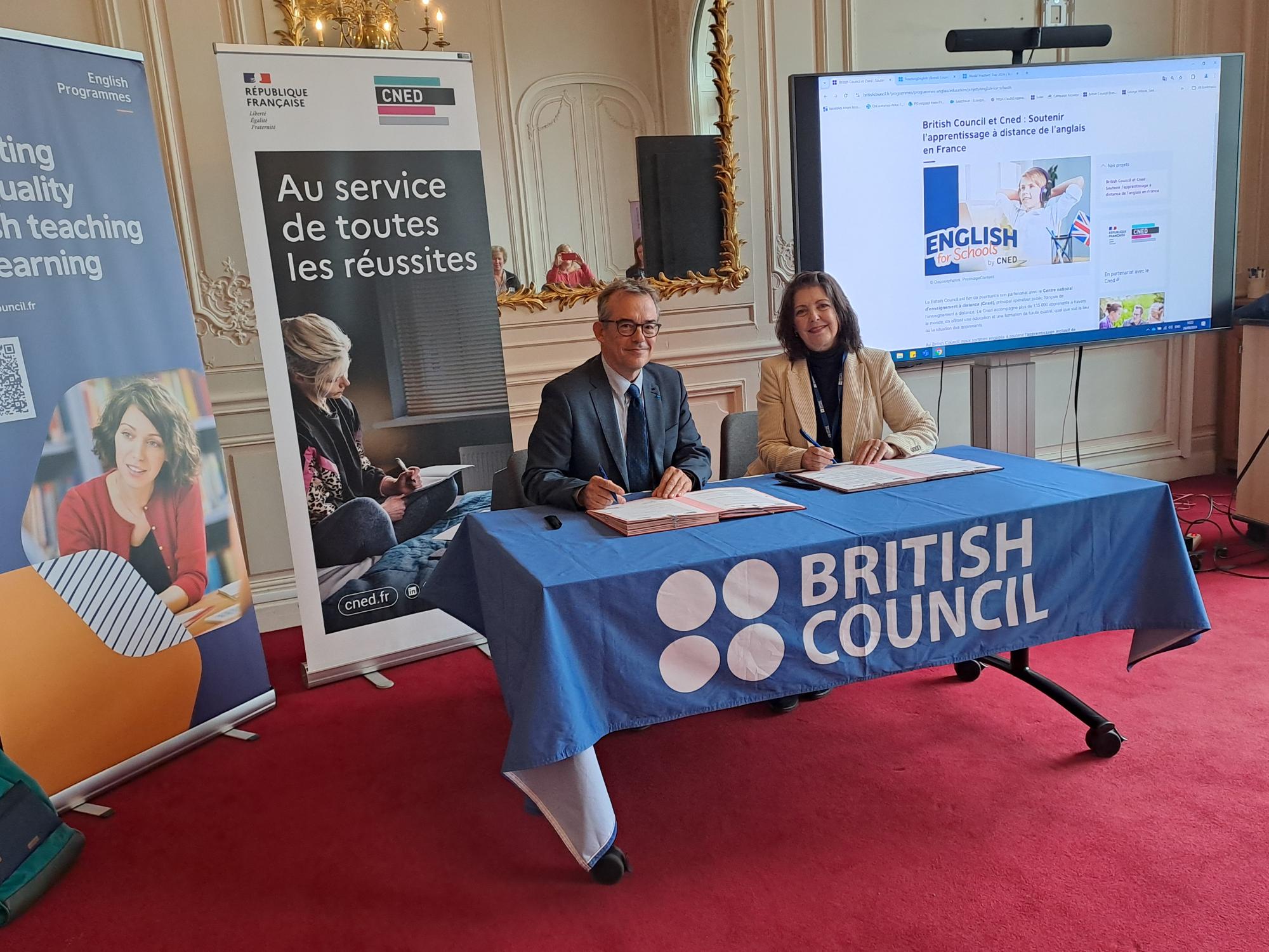 Signature de la convention de partenariat par Anne Duncan, directrice de British Council France et Jean-Michel Leclercq, directeur de cabinet du directeur général du Cned